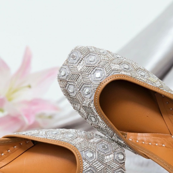 Silver Juttis - Indian dress shoes/flats - Picture 5 of 9